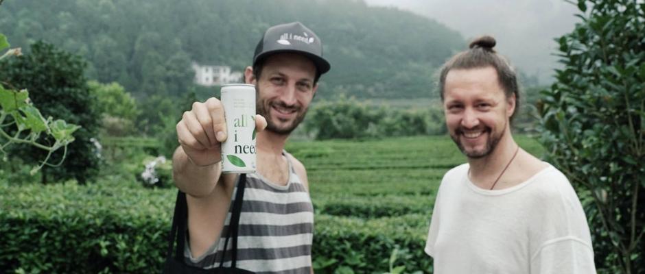Thomas Miksits (li.) und Alexander Jiresch, Gründer von all I need kommen mit ihrem Partner Capri Sun in den Vertrieb von Conaxess.