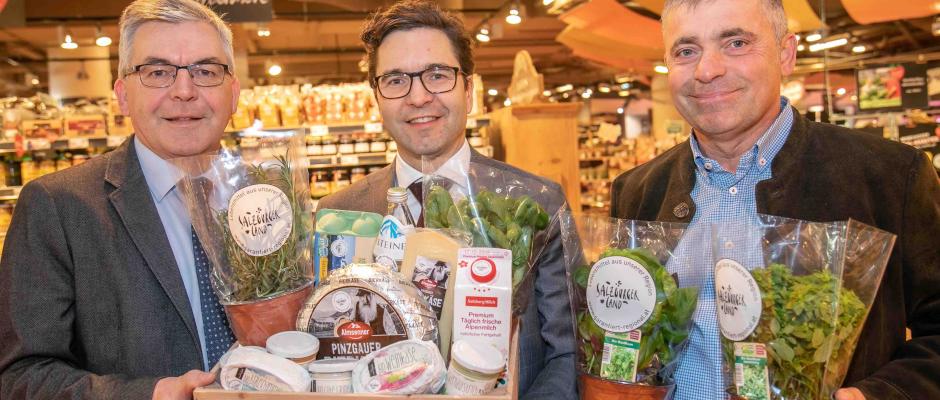 Interspar SalzburgerLand Herkunftszertifikat: Landesrat DI Dr. Josef Schwaiger, Interspar Österreich Geschäftsführer Mag. Markus Kaser und Bio-Bauer Johann Winklhofer freuen sich über die Vorzeigeinitiative „SalzburgerLand Herkunfts-Zertifikat“ bei Interspar.