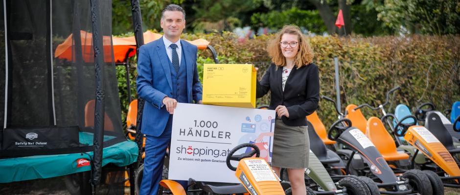 Shöpping.at knackt 1000er-Händler Marke (v.l.): Robert Hadzetovic, Geschäftsführer von shöpping.at und Eva Romann, Juniorchefin und Leiterin der Sparte Spielwaren bei Romann Shop.