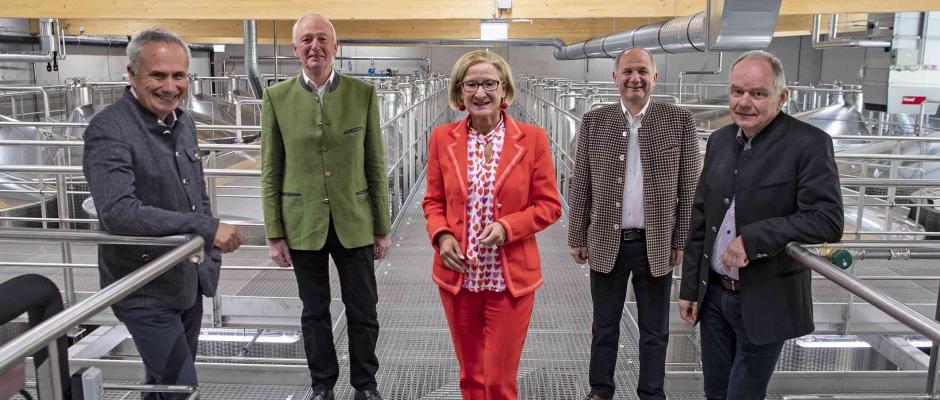 Landeshauptfrau Mag. Johanna Mikl-Leitner zeigte sich beeindruckt vom neuen Keller der Winzer Krems  (V. l. n. r.: GF Ing. Ludwig Holzer, MAS, Obmann ÖK.-Rat Franz Bauer, Landeshauptfrau Mag. Johanna Mikl-Leitner, Kellermeister, Obmann Stv. Florian Stöger, Kellermeister Franz Arndorfer).