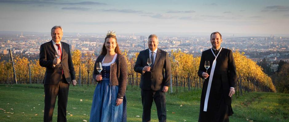 Mit Abstand die exklusivste Bundesweintaufe. Stießen symbolisch auf den Jahrgang 2020 an (v. l. n. r.): Weinbauverbandsdirektor Josef Glatt, Burgenlands Weinkönigin Susanne I., ÖWM Geschäftsführer Chris Yorke und Augustiner-Chorherr Tassilo Lorenz 