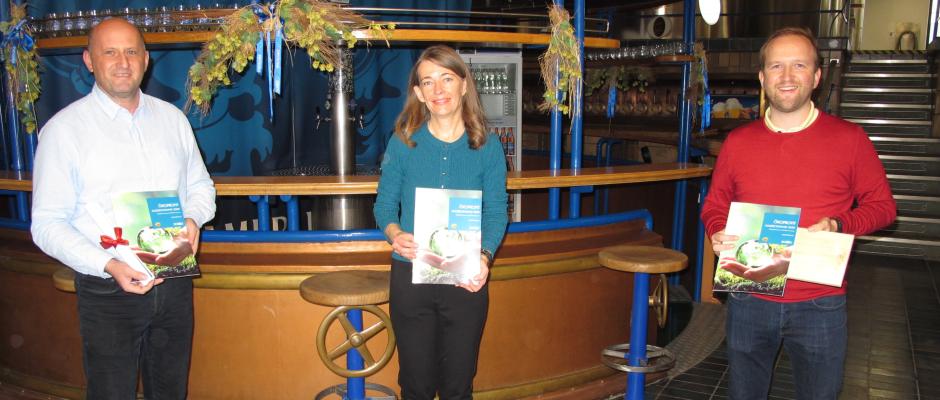 Coronabedingt wurde die Ökoprofit-Urkunde heuer in der Brauerei Puntigam übergeben (v. l.): Herbert Weiß, Leiter Flaschenabfüllung, Claudia Arlak vom Referat für nachhaltige Entwicklung der Stadt Graz und Braumeister Johannes Eregger.