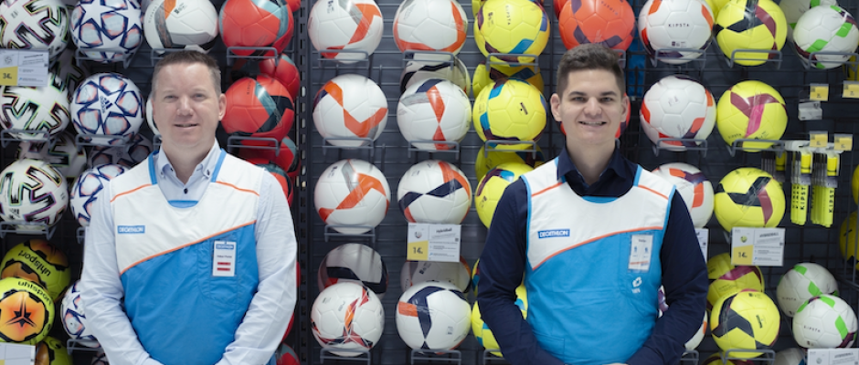 Decathlon neu in Klagenfurt: v.l.n.r.: Geschäftsführer Gábor Pósfai mit Filialeiter Stefan Reiter