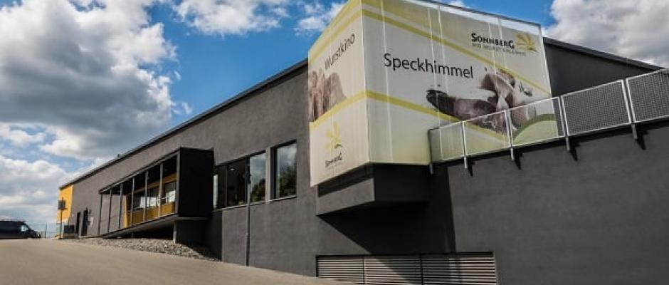 Der Bio-Schlachthof Sonnberg sind für Hofer und „Zurück zum Ursprung“ starke und Verantwortungsvolle Partner des neuen Pionierprojektes „Bruderwohl“.