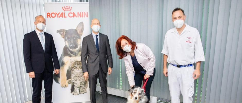 Besuch in der Tiernahrungsfabrik von Mars Austria in Bruck an der Leitha: Geschäftsführer von Mars Austria Hendrik de Jong, Bundesminister für Arbeit Prof. Dr. Martin Kocher, Personalverantwortliche Brigitte Schachinger mit Hund, Fabriksleiter Alexander Appel (v.l.n.r.)