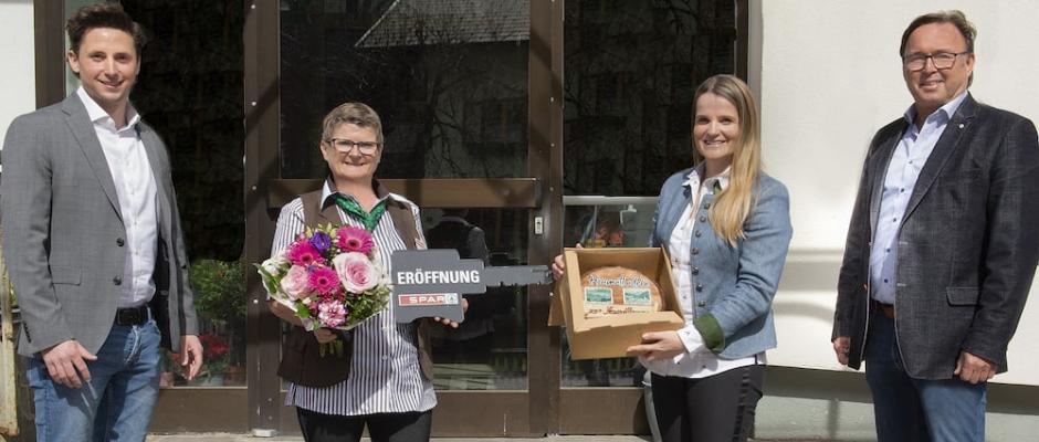 Spar in Elmen: Von rechts: Bürgermeister Heiner Ginther freut sich gemeinsam mit Spar-Geschäftsführerin Mag. Patricia Sepetavc MA, Spar-Kauffrau Heike Mages und Spar-Gebietsleiter Thomas Nazar.