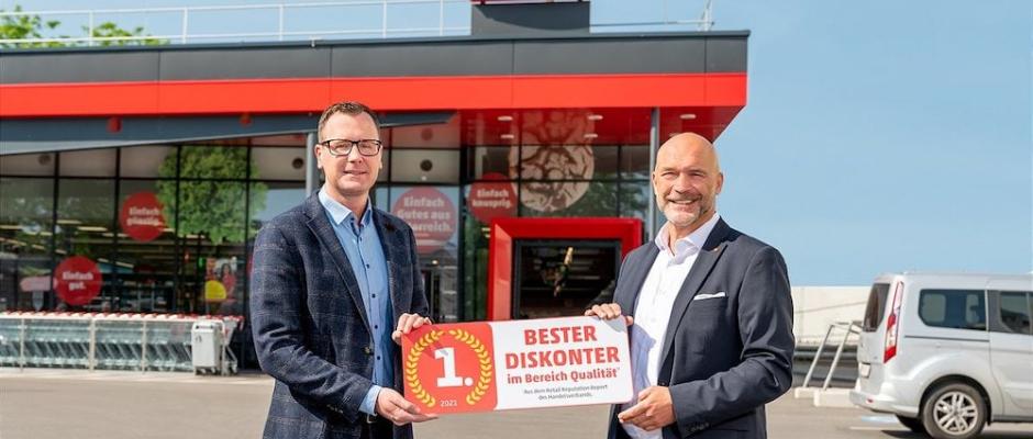 v.l.: Die Penny Geschäftsführer Mario Märzinger und Ralf Teschmit freuen sich über die Auszeichnung als bester Diskonter Österreichs.