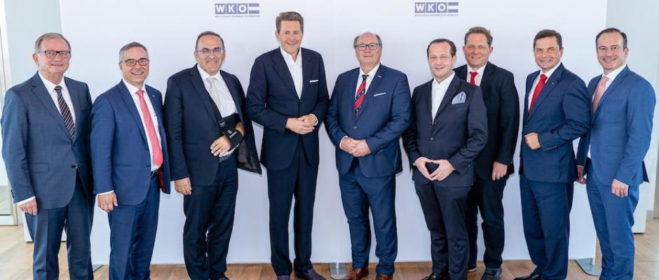 Gipfeltreffen des Handels in der WKÖ: v.l.: WKÖ-Generalsekretär Karlheinz Kopf; Christof Kastner, Vize-Obmann Bundesgremium des Lebensmittelhandels; Christian Prauchner, Obmann des Bundesgremiums des Lebensmittelhandels; WKÖ-Präsident Harald Mahrer; Wolfgang Benischko, Obmann-Stellvertreter des Bundesgremium des Lebensmittelhandels; Robert Nagele, Vorstand Billa AG; Peter Voithofer, Economica; Fritz Poppmeier, Vorstandsvorsitzender Spar Österreich; Christoph Tamandl, Geschäftsführer des Bundesgremiums des L