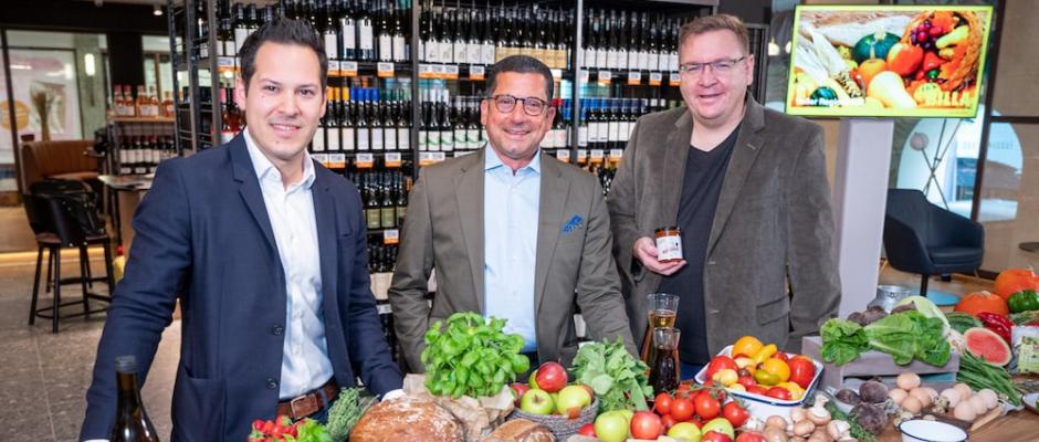 v.l.: Alexander Zahel, Weingut Zahel, Marcel Haraszti, Billa-Vorsitzender, René Kachlir, Zum scharfen René