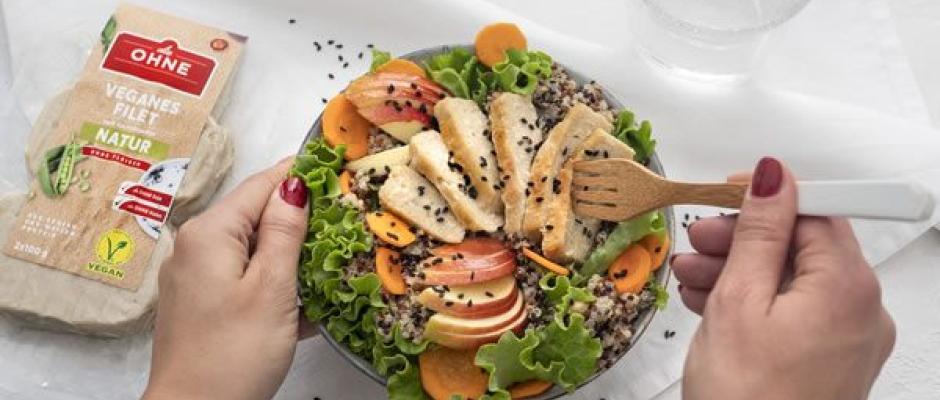 Neben den bekannten und beliebten Wurstersatzprodukten wird das „die Ohne“-Sortiment nun erstmals auch um Fleischersatz- und Convenience-Produkte ergänzt.