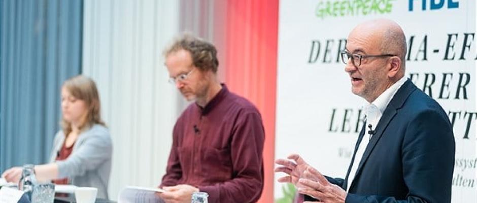 Ja! Natürlich Klima-Studie: v.l.: Natalie Lehner (Expertin für Lebensmittel und Landwirtschaft Greenpeace), Thomas Lindenthal (Studienleiter FiBl) und Andreas Steidl (Geschäftsführer und Agrarexperte Ja! Natürlich)