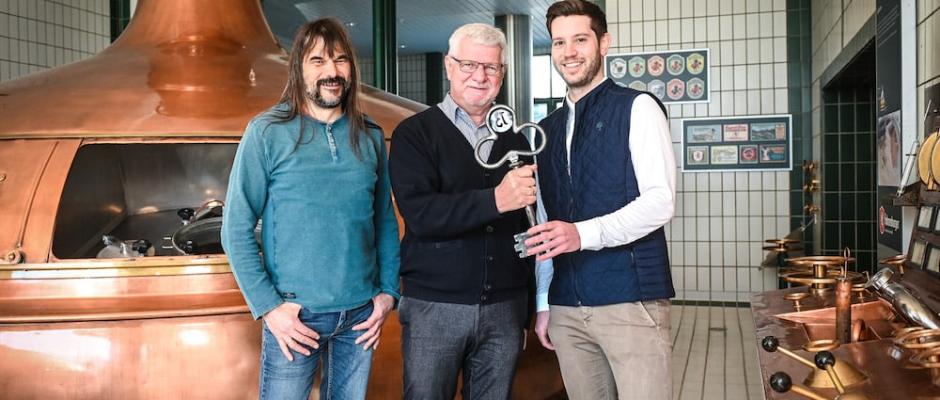 Brauerei Fohrenburg: (v. l.): Geschäftsführer Wolfgang Sila freut sich, dass Braumeister Josef Wasner seinen Nachfolger Felix Schiffner noch gut in die Brauereiabläufe einweisen kann.