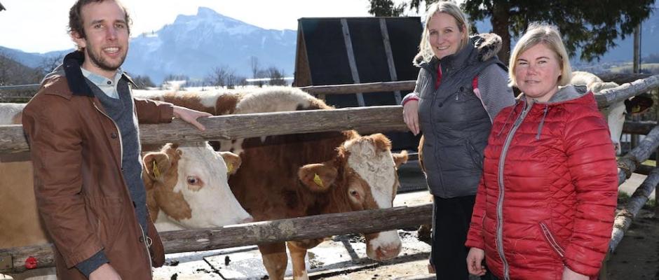 Bei Woerle will man durch die Senkung der CO₂-Emissionen – gemeinsam mit den Landwirten und -wirtinnen – einen nachhaltigen Beitrag zum Klimaschutz leisten. Im Bild (v. li) Geschäftsführer Gerrit Woerle, Diana Reuter (Leitung Nachhaltigkeits- und Innovationsmanagement Woerle) mit Landwirtin Martina Pachler.