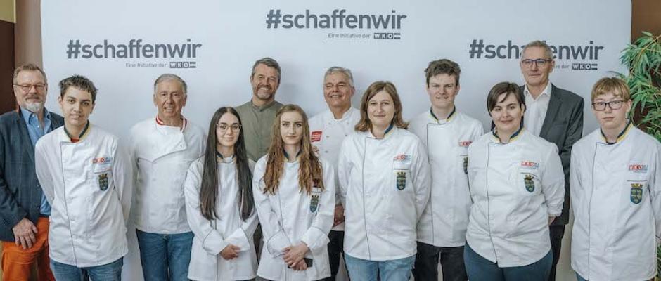 Neuer Lehrberuf  Chocolatier/-ière vorgestellt: Von links: Stv. Dir. Markus Gogollok, Daniel Langer, Walter Heindl (Confiserie Heindl), Nina Kink, Hubert Berger (Berger Feinste Confiserie), Julia Schreiner, Leo Jindrak (Innungsmeister der österreichischen Konditoren), Berufsschullehrerin Julia Stuefer, Elias Klausriegler, Lea Fellacher, Werner Meisinger (Xocolat Manufaktur), Marcel Lindenmayr 