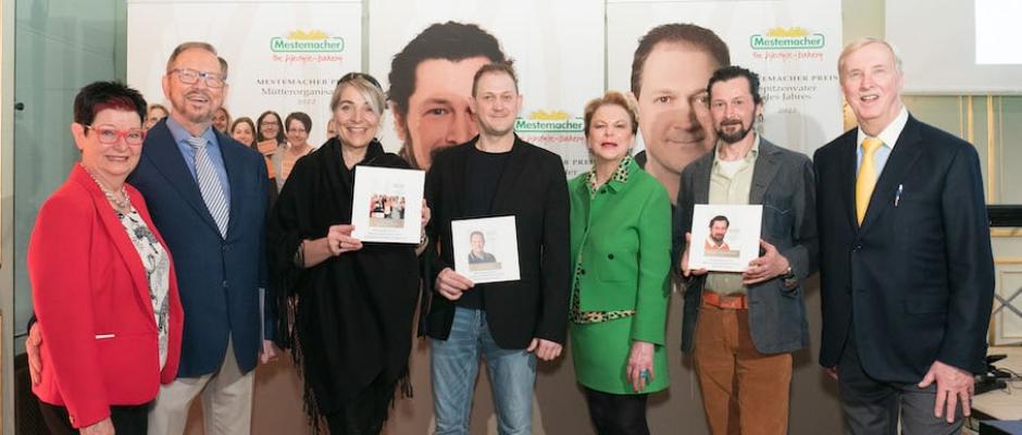 Großbäckerei Mestemacher verleiht Preis "Spitzenvater des Jahres / Mütterorganisation" 2022 an: Michael Zimmermann und Daniel Herrmann (Spitzenväter) sowie an die Mütterorganisation Verband berufstätiger Mütter (VBM). Initiatorin ist die Gesellschaftergeschäftsführerin Prof. Dr. Ulrike Detmers.  (V.l.n.r.): Helma Detmers, Fritz Detmers, Cornelia Spachtholz, Michael Zimmermann, Prof. Dr. Ulrike Detmers, Daniel Herrmann, Albert Detmers.