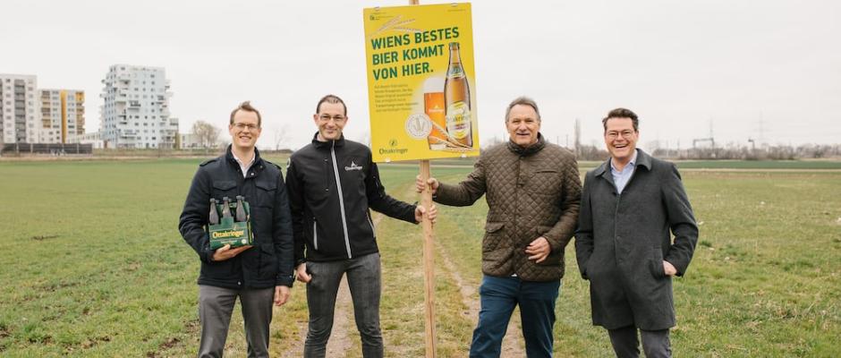 In einem Feld mit Wiener Braugerste in Oberlaa v.l.: Harald Mayer, Geschäftsführer der Ottakringer Brauerei, Tobias Frank, Geschäftsführer und 1. Braumeister der Ottakringer Brauerei, Franz Windisch, Präsident der Wiener Landwirtschaftskammer und Klimastadtrat Jürgen Czernohorszky.