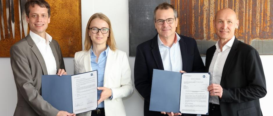 Die Plattform Industrie 4.0 Österreich und GS1 Austria gehen künftig gemeinsame Wege, um eine globale Interoperabilität von Systemen und Anwendungen zu erreichen (im Bild v.l.n.r.: Roland Sommer, Geschäftsführer Plattform Industrie 4.0 Österreich; Nikolina Grgic, Senior Referentin Plattform Industrie 4.0 Österreich; Gregor Herzog, Geschäftsführer GS1 Austria; Eugen Sehorz, Projektleiter GS1 Austria)