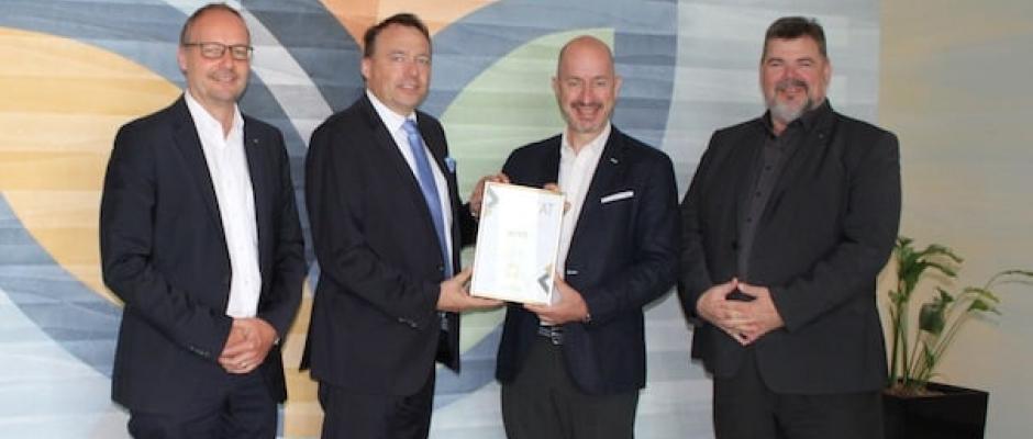 MEWA wurde für 2021/22 zum fünften Mal in Folge als Business Superbrand ausgezeichnet. v. l. n. r.: Stefan Janzen, technischer Geschäftsführer MEWA Österreich, Alexander Kaiser, Vertriebsleiter MEWA Österreich, Mag. Wiszkidenszky, Regional Director Superbrands CEE, Bernd Feketeföldi, kaufmännischer Geschäftsführer MEWA Österreich