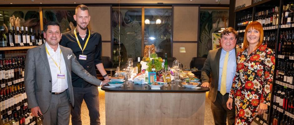 Innovationsdinner Billa: v.l.n.r.: Marcel Haraszti (Vorstand Rewe International AG), Markus Kuntke (Head of Trend und Innovation bei Rewe International AG), Heinrich Prokop (CEO Clever Clover) und Birgit Polster (Gründer und Start-up Spezialistin bei Erste Bank) freuen sich über das Zusammentreffen.