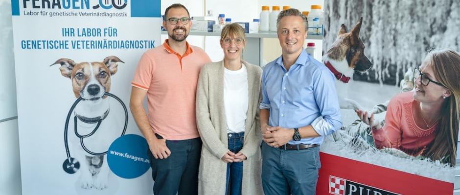 Marius Baumeister, Business Executive Officer Purina (re.), und Anja und Michael Geretschläger, Gründer Feragen