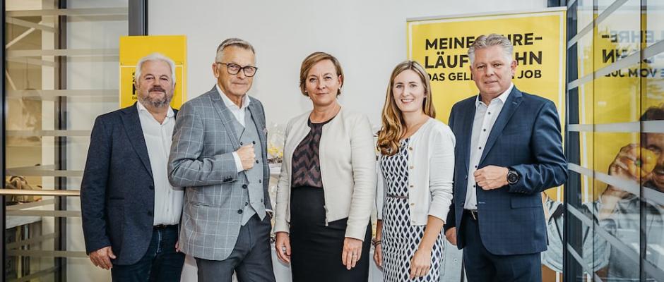 v.l.: Georg Wagner (Vizepräsident Landwirtschaftskammer Salzburg), Peter Buchmüller (Präsident Wirtschaftskammer Salzburg), Elke Peller-Kühne (Billa HR-Leitung), Martina Jöbstl (Landtagsabgeordnete) und Hannes Gruber (Vertriebsdirektor Salzburg) bei der feierlichen Eröffnung des Schulungszentrums in Salzburg. 