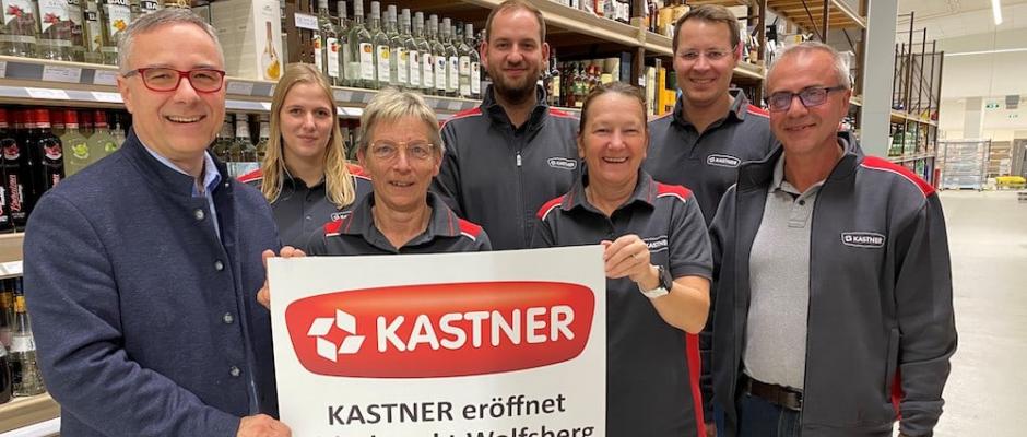 Freuen sich auf die ersten Kunden im Kastner Abholmarkt Wolfsberg: v.l.n.r. vorne: KR Christof Kastner (Geschäftsführender Gesellschafter Kastner Gruppe), Brigitte Stary (Teamleiterin Disposition Kastner Abholmarkt Wolfsberg), Renate Penz-Scharf (Abteilungskoordinatorin Kastner Abholmarkt Wolfsberg), Prok. Alfred Hackl (Bereichsleiter Kastner Abholmärkte und Gastrodienst);  hinten: Alexandra Leihs BA (Verkaufsleiterin Kastner Abholmärkte), Christoph Thaler (Verkaufsleiter Kastner Gastrodienst), Bernhard Ste