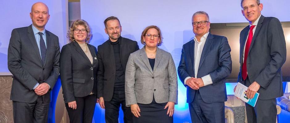 Hochkarätige Speaker über die Zukunft der Arbeit: vlnr.: Trendforscher Franz Kühmayer, Great Place to Work-CEO Doris Palz, Rudi Bauer, Managing Director von WeAreDevelopers, Arbeiterkammer-Direktorin Silvia Hruška-Frank, Hans Greiner, General Manager bei Cisco Österreich und FH-Professor und Fachautor Michael Bartz.  
