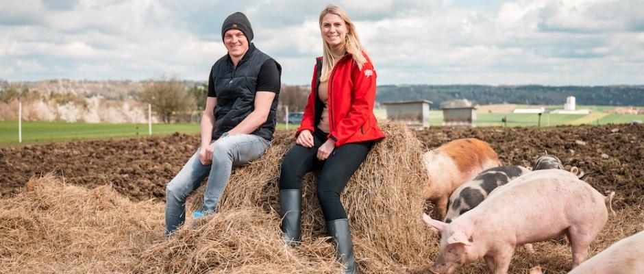 Ja! Natürlich Freilandschweine am Hof von Josef Schiefer mit Ja! Natürlich Geschäftsführerin Klaudia Atzmüller