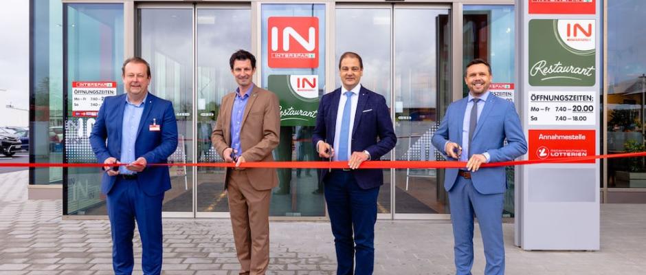 v.l.n.r.: Geschäftsleiter Interspar-Hypermarkt Gänserndorf Thomas Perina, Bürgermeister Rene Lobner, Interspar Österreich Geschäftsführer Mag. Johannes Holzleitner und Interspar-Regionaldirektor Matthias Weidenauer eröffnen den Interspar-Hypermarkt in Gänserndorf.