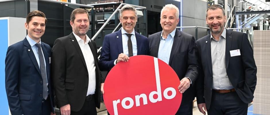 Rondo Betriebsleiter Robert Posch, Ganahl AG-technischer Vorstand Udo Nachbaur, Vorstandsvorsitzender Hubert Marte, König & Bauer GmbH Deutschland Geschäftsführer Reinhard Marschall und Rondo Geschäftsleiter St. Ruprecht Otto Schweinzer vor der neuen Delta SPC 130 Flex Line Automatic von König & Bauer