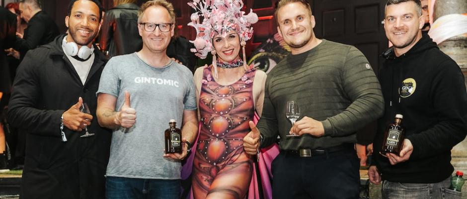 Vienna Gin Festival 2023 v.li.n.re: Ceasár Sampson, Thomas Kenyeri (KESCH), Hendricks-Promotorin, Matthias Göth, Rene Nemeth (KESCH)