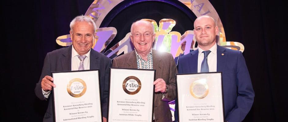 V. l. n. r. Winzer Krems Geschäftsführer Ing. Ludwig Holzer, MSc, IWC Co-Chairman Oz Clark und Winzer Krems Exportverantwortlicher Thomas Brunner