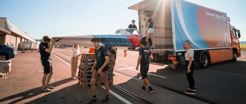 Mit höchster Präzision laden die Studierenden ihren Sonnen-Challenger in den H2-Lkw von Gebrüder Weiss.