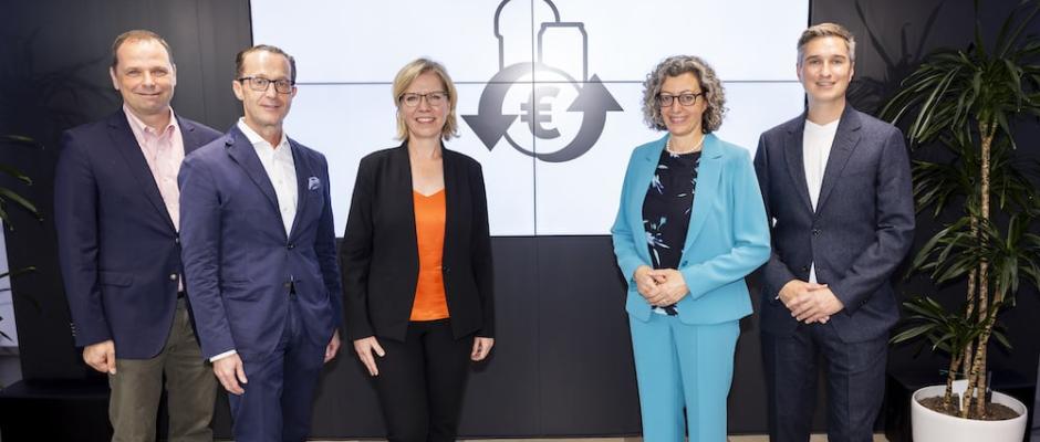 Einwegpfand fixiert: v.li.n.re: Philipp Bodzenta, Robert Nagele (Trägerverein Einwegpfand), Klimaschutzministerin Leonore Gewessler, Monika Fiala, Simon Parth (Recycling Pfand Österreich)