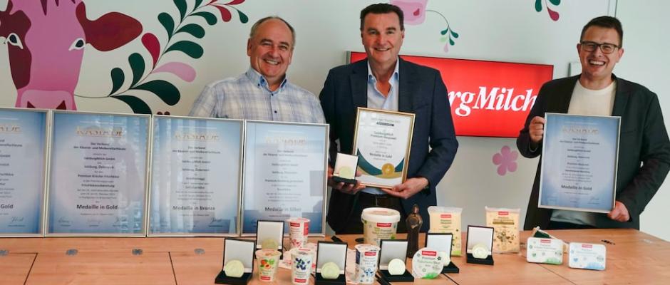 Freude bei SalzburgMilch über die vielen Qualitätsauszeichnungen vlnr: Franz Gründl (Bereichsleitung PE & Innovation), Andreas Gasteiger (Geschäftsführer), René Eder (Head of Operations)