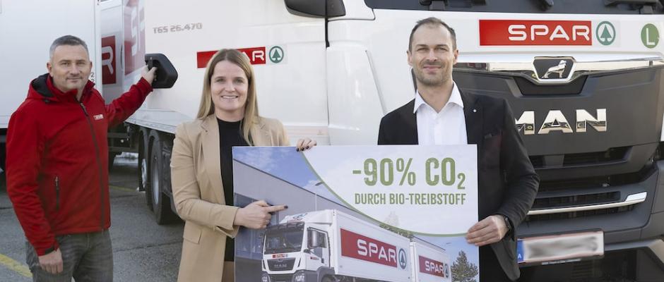 Die Spar-Zentrale stellte die gesamte Lkw-Flotte auf HVO-Diesel um. Der biobasierte Treibstoff wird aus Altspeisefetten gewonnen und spart bis zu 90% der Treibhausgas-Emissionen im Vergleich zu fossilem Diesel ein. Spar-Geschäftsführerin Patricia Sepetavc, Logistikleiter Florian Peer und Spar-Kraftfahrer Zeljko Gavric freuen sich über die Einsparung von CO2.  