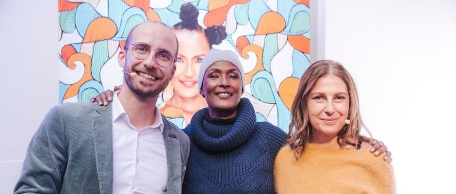 Menschenrechtsaktivistin Waris Dirie (Mitte) mit Gregor Peham und Susanne Wege von Lavazza Österreich