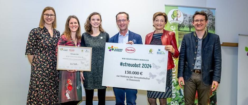 Billa-Vorstand Robert Nagele (3.v.re.) und Birgit Rechberger-Krammer (Präsidentin Henkel Österreich, 2.v.re.) gratulieren den Vertreterinnen des Vereins ObstStadt Wien.