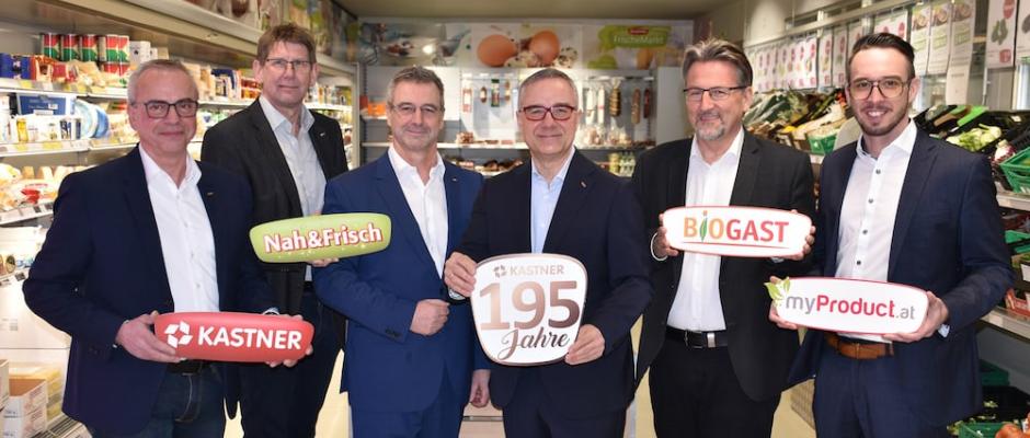 Die Kastner Geschäftsführer rund um KR Christof Kastner freuen sich über das erfolgreiche Jubiläumsjahr. v.l.n.r.: Prok. Alfred Hackl (Vertriebsleiter Kastner Abholmarkt und Gastrodienst), Andreas Blauensteiner MBA (Kastner Geschäftsführer und Standortleiter Zwettl), Mag. Herwig Gruber (Kastner Geschäftsführer und CSR-Beauftragter), KR Christof Kastner (Geschäftsführender Gesellschafter Kastner Gruppe), Horst Moser (Biogast Geschäftsführer), Rainer Neuwirth MA (myProduct Geschäftsführer)