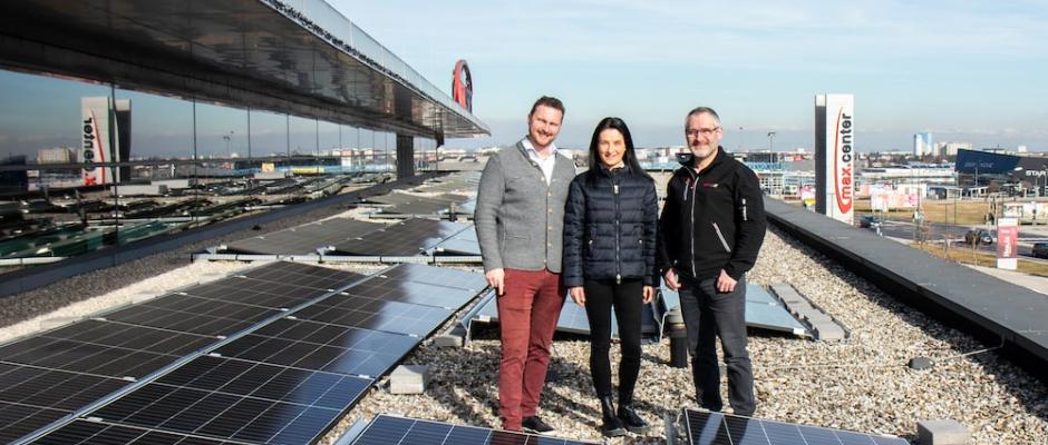 v.l.n.r.: David Müller, Vertrieb eww Anlagentechnik, Doris Panagl, Center-Managerin MAX.CENTER und Josef Emminger, Leitung Center-Technik MAX.CENTER, bei der neuen PV-Anlage am Vordach. 