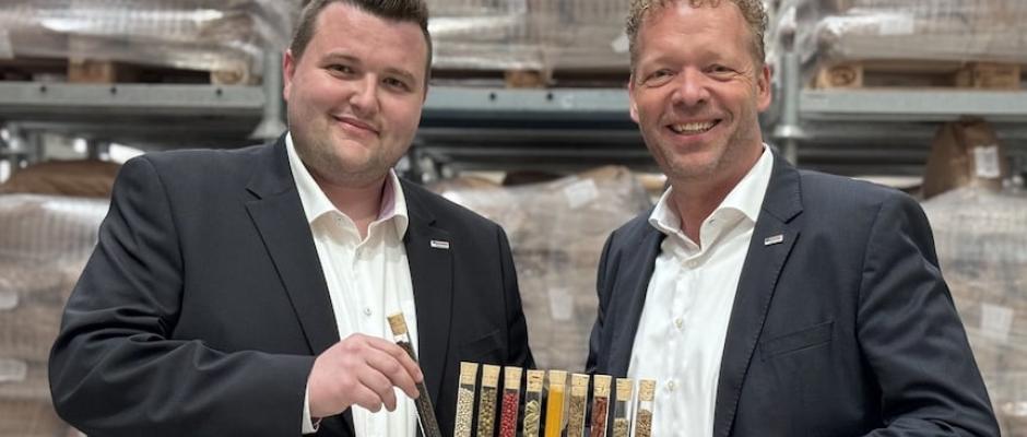 Niederlassungsleiter Luca Sievers (links) und der Geschäftsführende Gesellschafter Jürgen Greiwing haben das neue Megacenter für Gewürze und Kräuter in Hamburg in Betrieb genommen