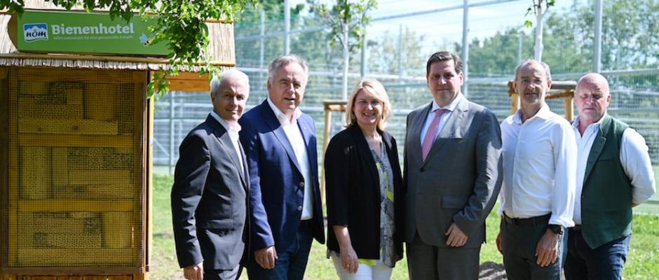 Mit dem Start in den Frühling durften nun das erste Bienenhotel und die ersten Bäume im Beisein aller Beteiligten ihren Platz finden : v.li.n.re.: Mag. Alfred Berger, Vorstand der NÖM AG, KommR Ing. Josef Simon, Vorstand der NÖM AG, LAbg. Dr. Helga Krismer-Huber, Vizebürgermeisterin der Stadt Baden, Dipl.-Ing. Stefan Szirucsek, Bürgermeister der Stadt Baden, DI Andreas Kastinger, Stadtgartendirektor der Stadt Baden, Karl Watzke, Landschaftsgärtner und HandelsgesmbH.