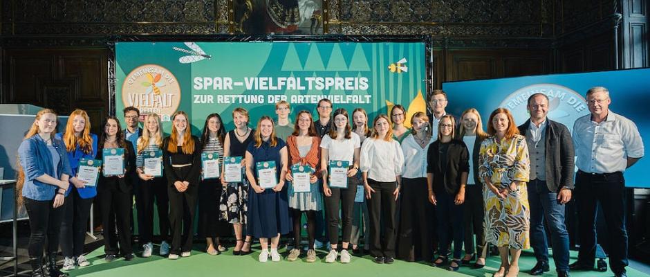 Spar Vielfaltspreis wurde vergeben: Anwesende Preisträger:innen mit Robert Brodschneider (hintere Reihe Mitte rechts), Kathrin Grobbauer (5.v.r.), Markus Kaser (4.v.l.), Markus Benesch (BMBWF, Gruppenleiter; 2.v.r.), Alois Huber (SPAR-Geschäftsführer Wien, Niederösterreich und das nördliche Burgenland; 6.v.r.), Carmen Wieser-Nußbaumer (SPAR, Head of CSR; 3.v.r.) und Katrin Hohensinner-Häupl (4.v.r.), Stefan Mandl (r.)