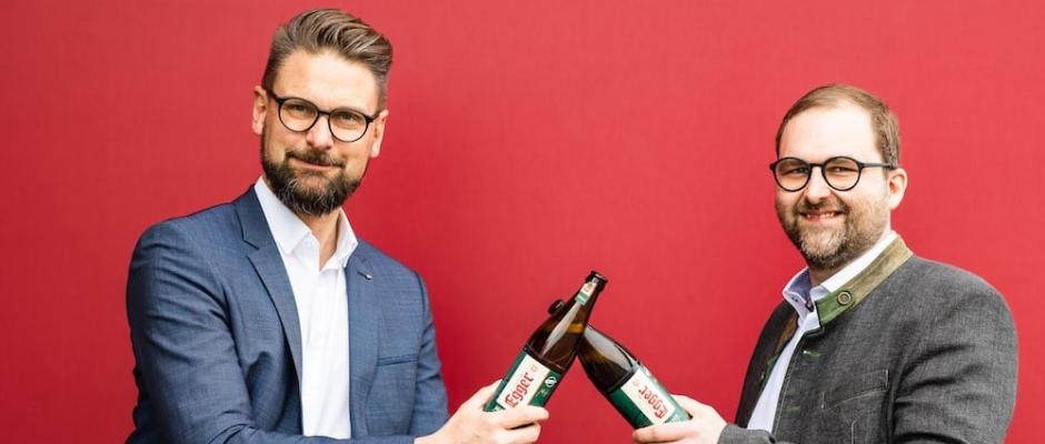 Egger-Geschäftsführer Reinhard Grießler und Braumeister Johannes Meister stoßen auf den Erfolg an.