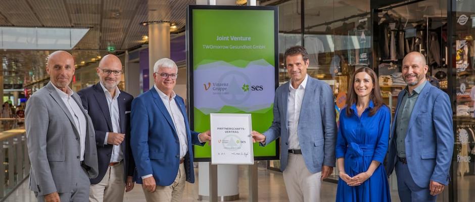 Ende Juli 2024 unterzeichneten SES und die Vinzenz Gruppe den Partnervertrag zur langfristigen Entwicklung von Gesundheitszentren. Im Bild (v.l.n.r.): Alexander Eck (Mitglied SES Geschäftsführung), Mag. Christoph Andexlinger (CEO der SES), Mag. Marcus Wild (SPAR Vorstandsdirektor), Dr. Michael Heinisch (Vorsitzender der Geschäftsführung der Vinzenz Gruppe), Sigrid Miksch, MSc (Leiterin des Gesundheitspark-Managements der Vinzenz Gruppe) und DI (FH) Otto Brandstätter, MSc (Head of Development Shopping Center