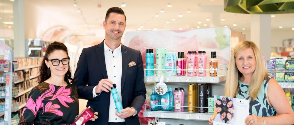 Im Bild v.l.n.r.: Andrea Schmid, Vizedirektorin der Caritas Salzburg, Christian Freischlager, Mitglied der Geschäftsleitung von dm Österreich und Jaroslava Haid-Jarkova, General Manager Henkel Consumer Brands Österreich.