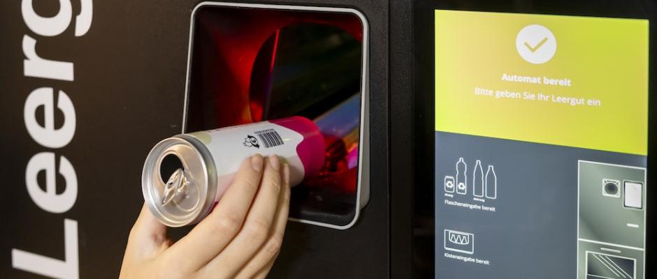 EW PET Pfandflaschen und Einweg-Dosen müssen fachgerecht entsorgt werden, um das Pfand wieder zu bekommen