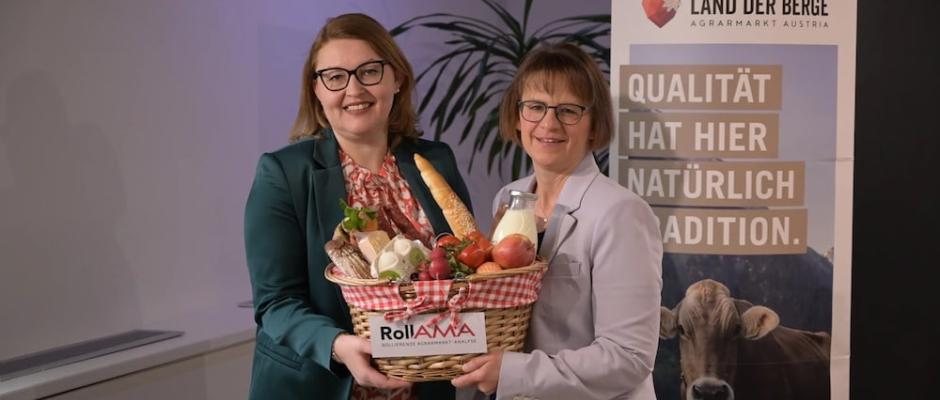 Sie präsentieren den RollAMA-Warenkorb: Christina Mutenthaler-Sipek (li), Micaela Schantl