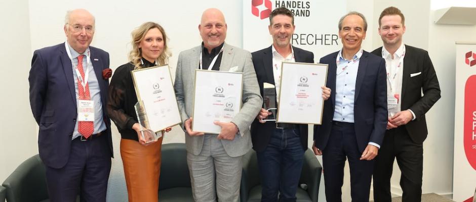 Die Auszeichnung mit dem FMCG-Award v.l.: Handelsverband Präsident Stephan Mayer-Heinisch, Julia Stimpfl (Coca-Cola), Martin Kaufmann (iglo), Peter Dellemann (Recheis), Günter Thumser (Geschäftsführer Markenartikelverband), Rainer Will (Geschäftsführer Handelsverband)   Die Auszeichnung mit dem FMCG-Award