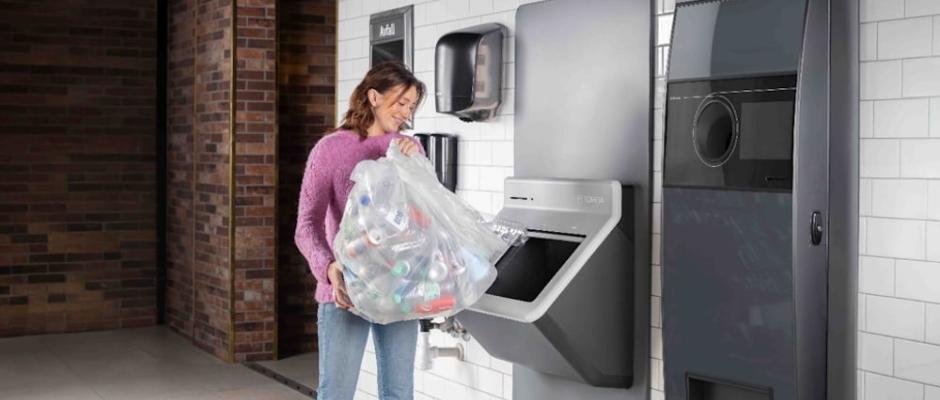 Der TOMRA R2 ist anders als alles, was Sie bisher gesehen haben. Mit seinem schlanken, platzsparenden Design und der intuitiven Benutzeroberfläche bietet dieser Leergutautomat ein sauberes, schnelles und sicheres Rückgabeerlebnis.